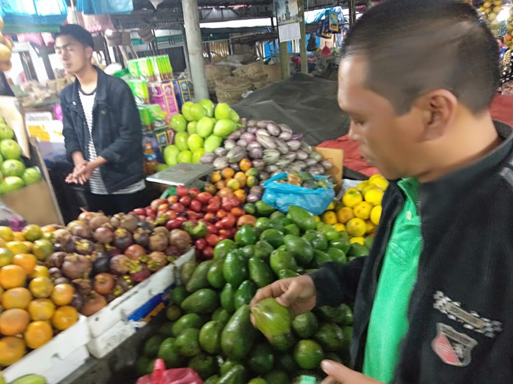 Pengunjung Pasar Buah Berastagi Ramai, Tetapi Daya Beli Rendah
